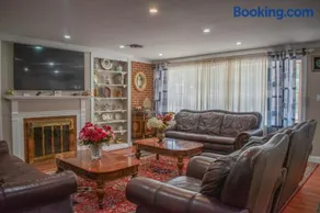 National Harbor Guesthouse - Image 2
