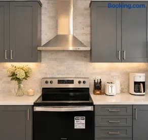 Luxury 4BR Aurora Home , Near Yonge , BBQ , Parking - Image 3