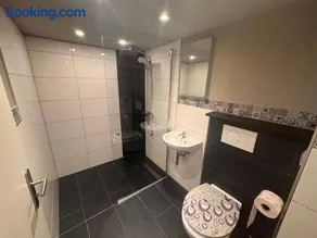 gemütliches Zimmer mit eigenem Bad und separatem Eingangstor - Image 1
