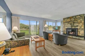 2-Bedroom Family Suite - Pet-Friendly - Kitchen - Pool and Hot Tub - Image 1