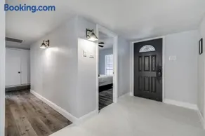 Luxurious 5BR 2BA Holiday Home with Pool, Grill, Sauna & Game Room - Image 4