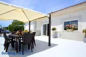 Bonita casa con piscina cerca de playa - Image 2