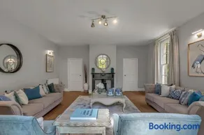 Stylish 4-Bed Apartment in Suffolk l Near Town - Image 5