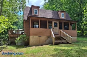 Charming Dog Friendly Home Sleeps 6 Deck Grill - Image 3