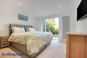 Wanderdown House near the Beach with a Parking Space - Image 5