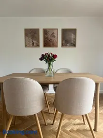 Stylish 3-Bed Stamford Home with Driveway - Image 3