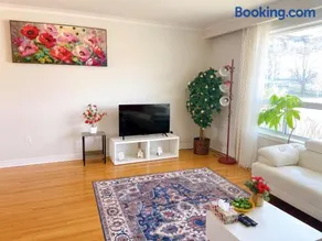 Sunny House - Main Floor, Free parking, in Toronto - Image 4