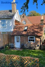 Cute and Cosy Little Cottage - Image 1