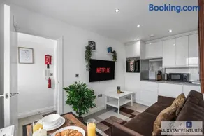 City Centre - Top Floor Apartment - Free Secure Small Car Parking - 5 Minute Walk to Beach & Station - Image 1