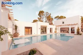 Fully Staffed Sea Front Villa with Private Sommelier - Image 1