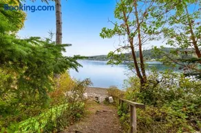 Seabeck House & Cottage on Hood Canal - Image 5