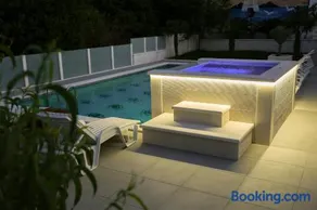 Lux apartment Sara with heated pool and jacuzzi - Image 1