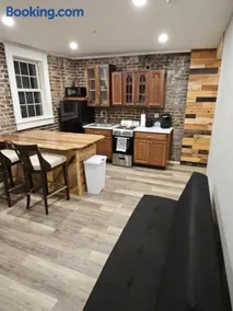 Modern 1BR Apartment in GREAT Location Unit 203 - Image 2