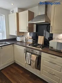 Cosy 3 Bedroom in Colchester, Stylish Stay for All - Image 2
