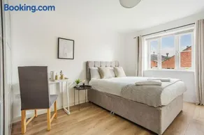 Comfortable 4 Bed Modern Townhouse with Parking - Image 4