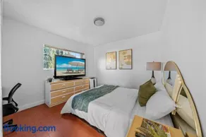 Entire Private Home with 4 Bedrooms 2 Bathrooms, Garage & Gated Yard, Near San Diego Gaslamp, Beach, Available Now - Image 5