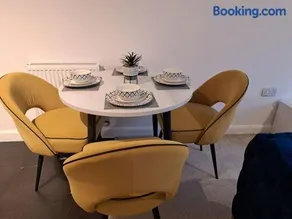 Stunning Station Apartment with free Parking - Image 3