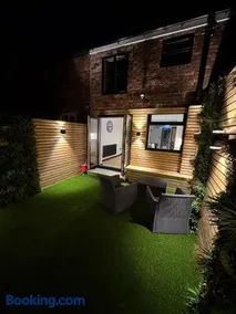 Luxury 3 Bed Boutique Home with 3 Ensuite Bedrooms - Image 5