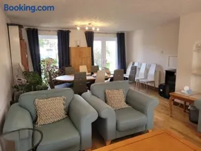 Spacious 5 Bedroom 11 Guest Family House in Horsham - Image 2