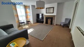 Spacious Central Reading Flat, 2 Double Beds, Wi-Fi, Parking - Image 2