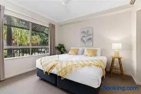 Tropical Resort with balcony overlooking pool - Image 4