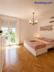Rooms Royal - Image 1