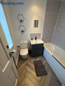 Spacious 3 bed house garden & parking sleeps 5 - Image 5