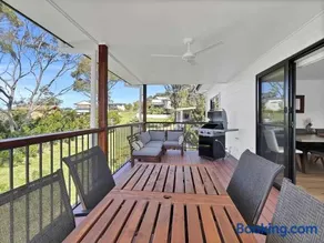 Chic 4-bed Beach House with Sea Views - Image 3