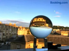 Plant yourself in the very centre of Bath - FREE PARKING - Image 4