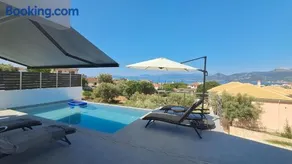 Central location for 6 or 8 guests, 3 bathrooms & private pool - Image 1