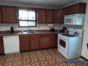 Located 1 mile from Downtown and Knox College - Image 1