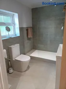 Detached Cottage in heart of Castle Donington with private parking - Image 5