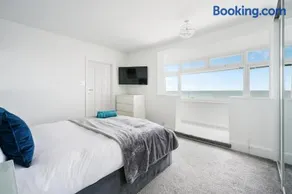Ocean View in Worthing, 5 bedrooms for 10, 3 Bathrooms, Hot Tub, Parking for 6, Seaview - Image 1