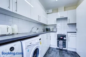 Spacious 2 Bed Apartment South London - Image 5