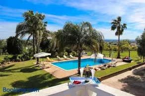 Elegant Villa in Loulé with Private Pool - Image 2