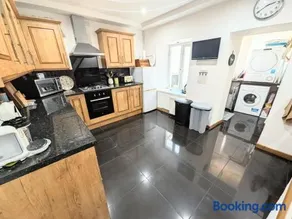 Charming Blue Cottage, Bridgend Town - Image 3