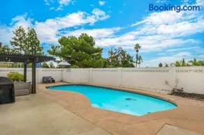 VaCaTiOn Pool FirePit PoolTable CloseToFwy - Image 3