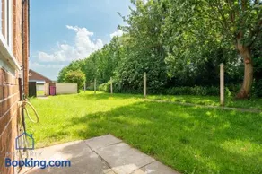 Hartsbourne Grounds-New Modern Stay- Near Woolton Liverpool L25 - Image 1