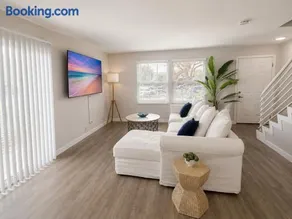 Modern 2 Bedroom Townhome in Palos Verdes - Image 3