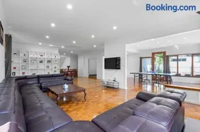Luxury Retreat 5-Bedroom Villa with Private Pool & Beautiful Outdoor Spaces - Image 2