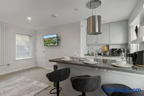 Exeter Escape Apartment- Short Stays UK Ltd - Image 5