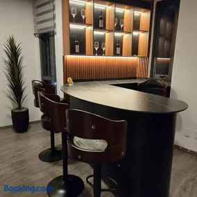Beautiful apartment overlooking the Alameda - Image 2