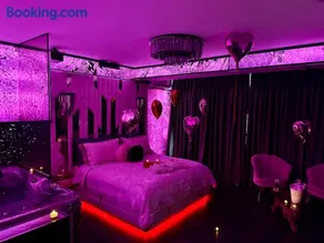Love Room Secret-private jacuzzi spa & cinéma Bucuresti - Image 1