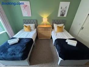 6 Bed, Sleeps 14, En-suites & Parking - Image 4