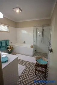 Meander Retreat - King Suite with rural views - Image 3