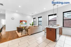20 MIN to Manhattan! 2BR Luxurious Comfy & Spotless - Image 3