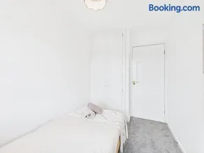 Bright & Modern Stay in Central Wolverhampton I Free Parking - Image 4