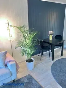 Moderne og sentral leilighet med koselig og privat uteplass! - Image 2