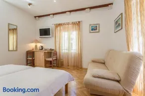 Carrara Accommodation - Image 4