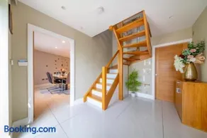 RA7C Stylish Loft Stay - Image 2
